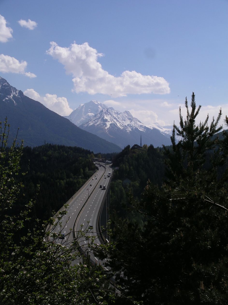 Brenner-Autobahn_mit_der_Europabrücke_bei_Patsch
